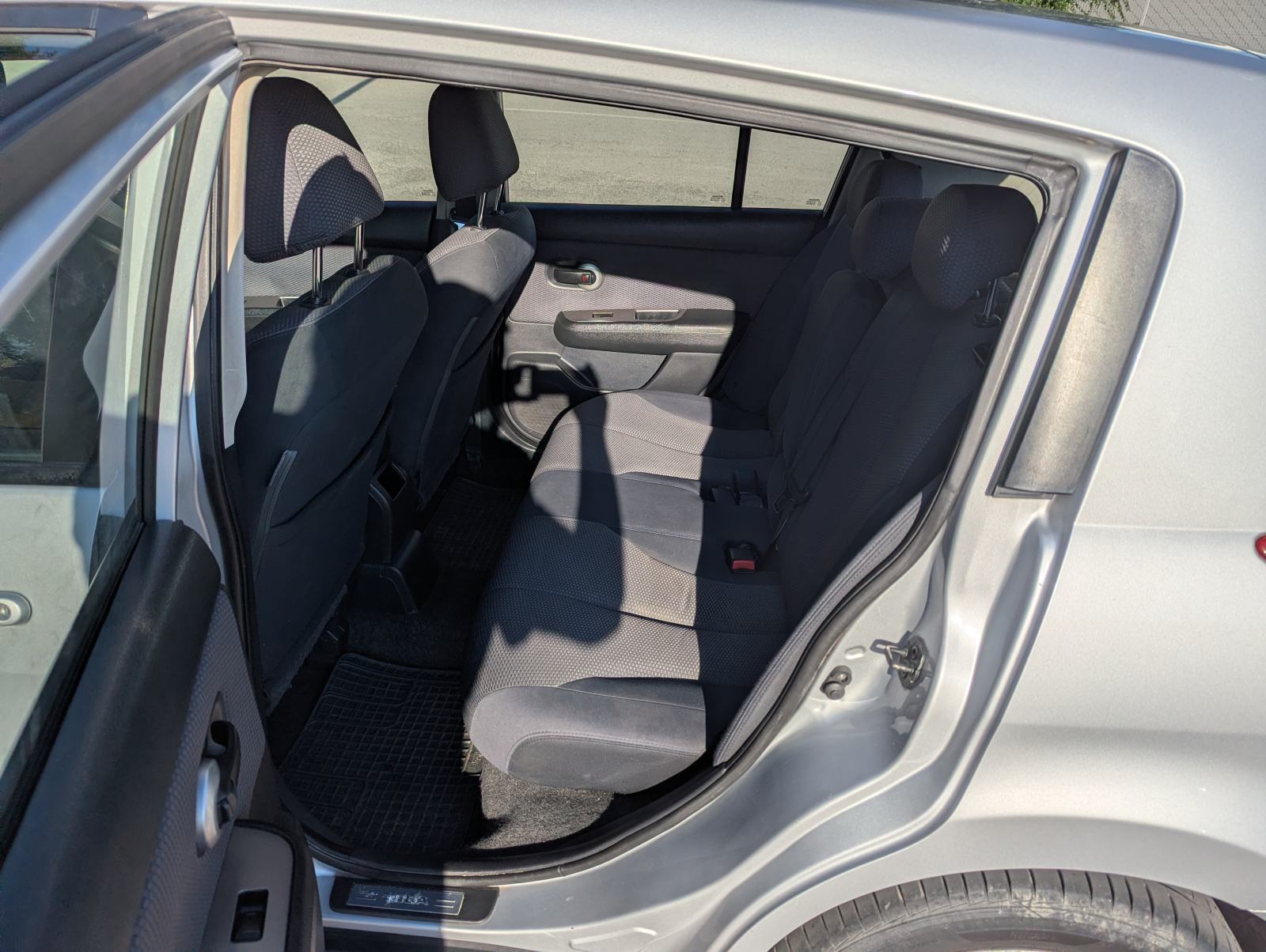 Nissan Tiida 1,6 REG 04/27, klima *POVOLJNO*, fotografija 6