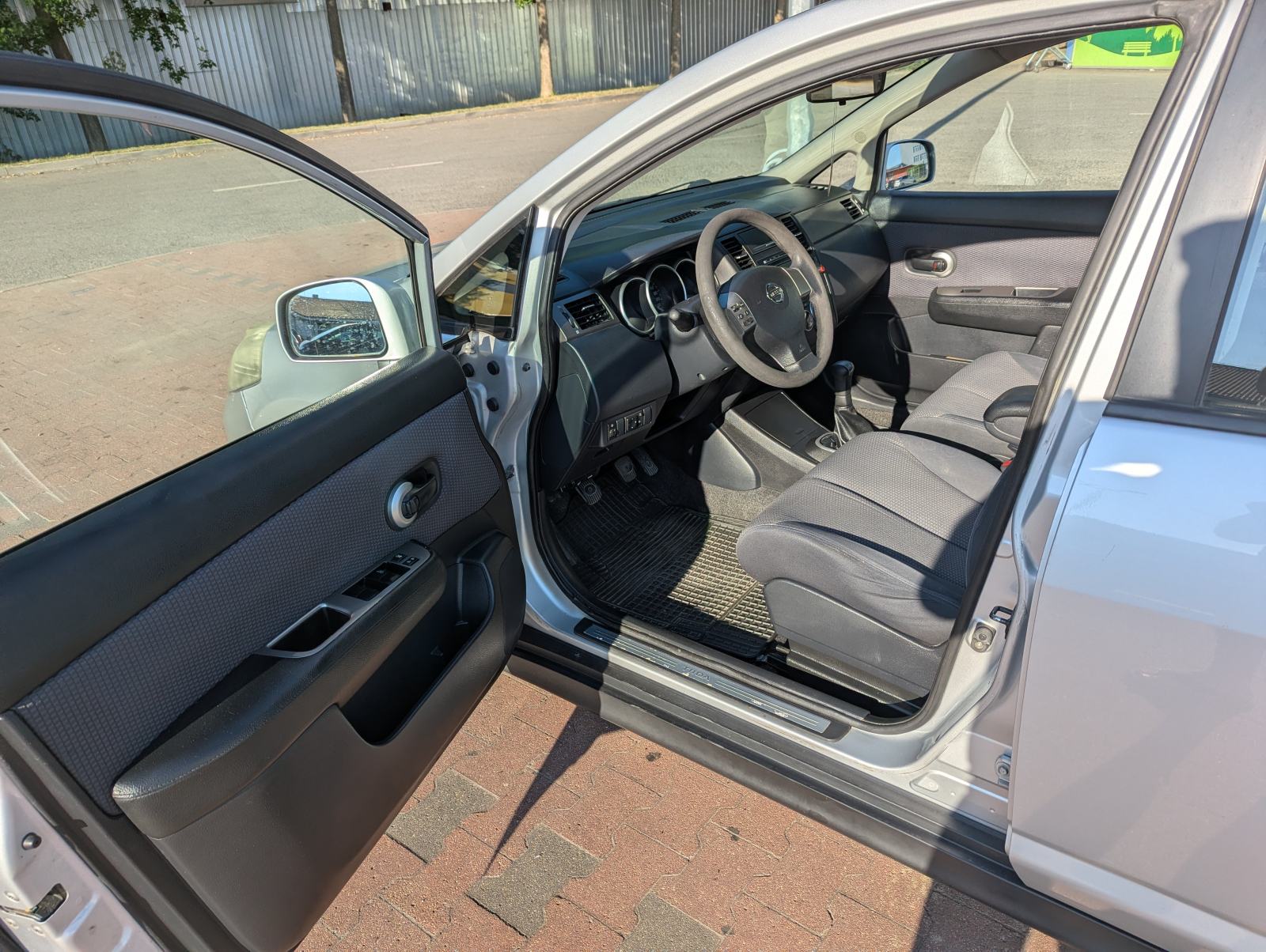 Nissan Tiida 1,6 REG 04/27, klima *POVOLJNO*, fotografija 7