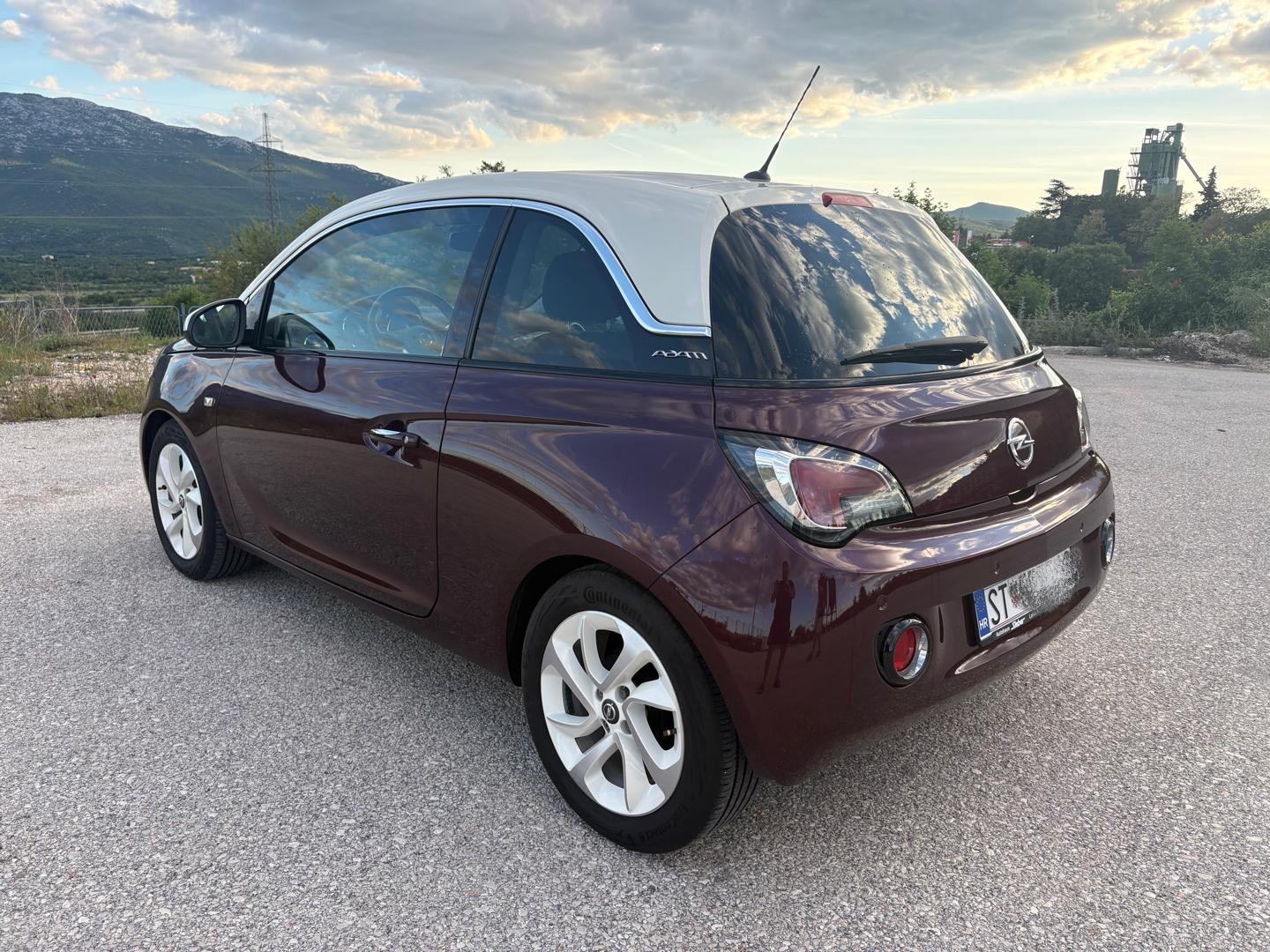 Opel Adam 1,2 i / reg do 02/2027 / koža / sport, fotografija 2
