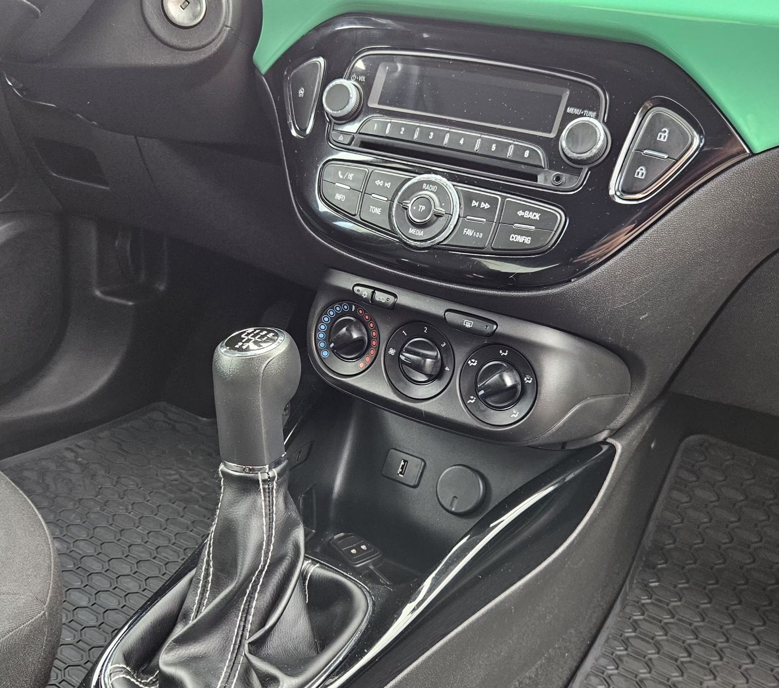 Opel Adam 1.2, fotografija 12