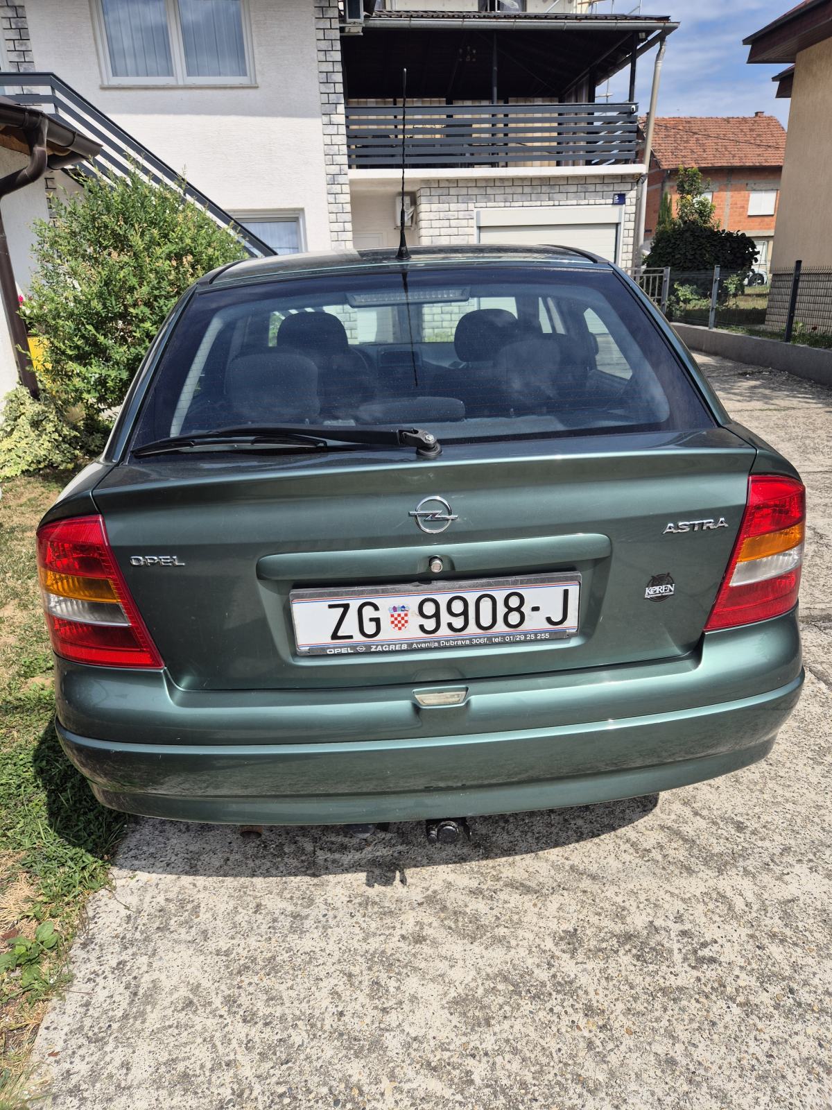 Opel Astra 1,2, fotografija 2