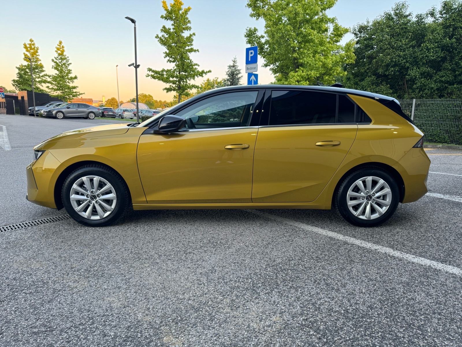 Opel Astra 1,2 Turbo *ELEGANCE,96 KW,ORIGINAL KM,2xKLJUČA,FULL OPREMA*, pogled izvana - slika 2