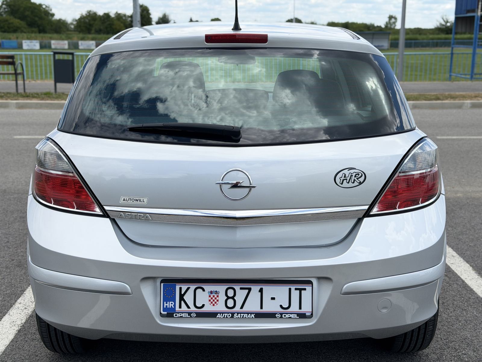 Opel Astra 1,4 benzin klima,128tkm,2012.reg skoro god dana,potvrda km, fotografija 8