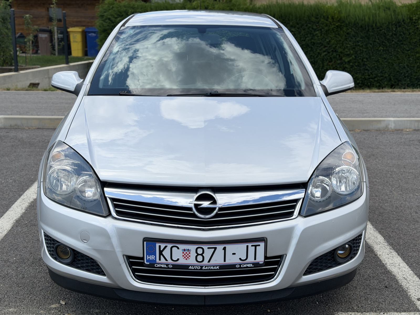 Opel Astra 1,4 benzin klima,128tkm,2012.reg skoro god dana,potvrda km, fotografija 5