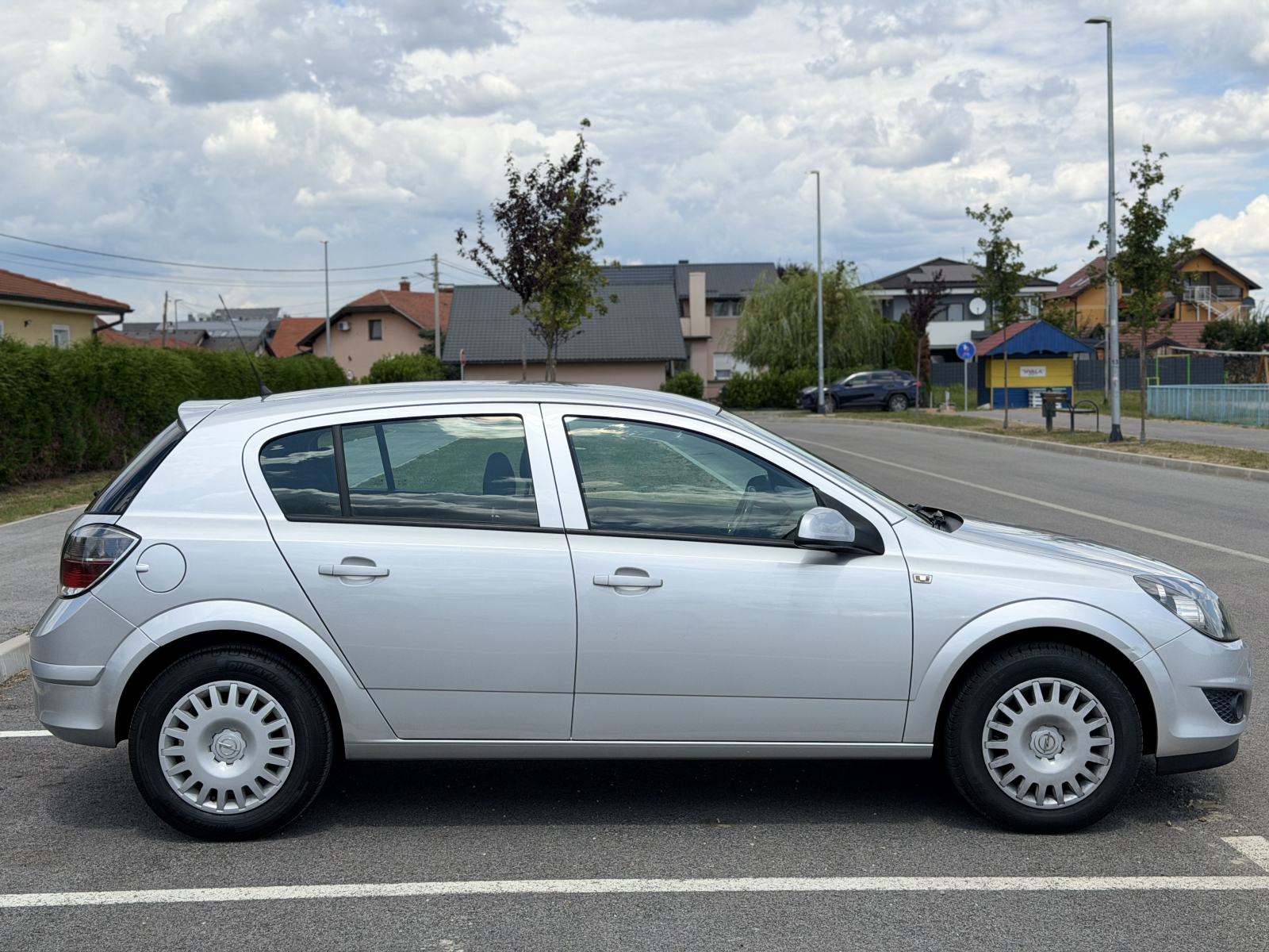 Opel Astra 1,4 benzin klima,128tkm,2012.reg skoro god dana,potvrda km, fotografija 2