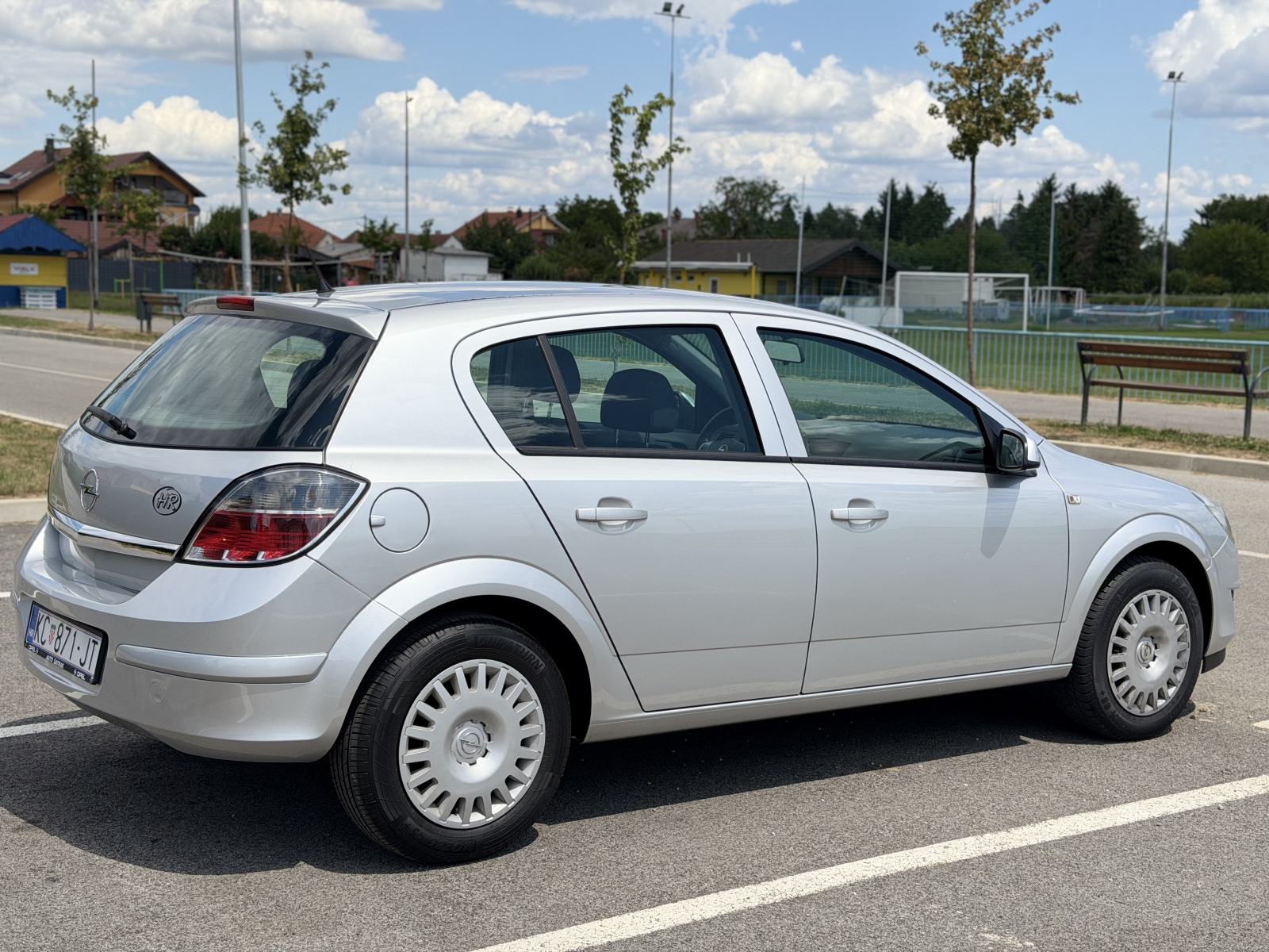 Opel Astra 1,4 benzin klima,128tkm,2012.reg skoro god dana,potvrda km, fotografija 4