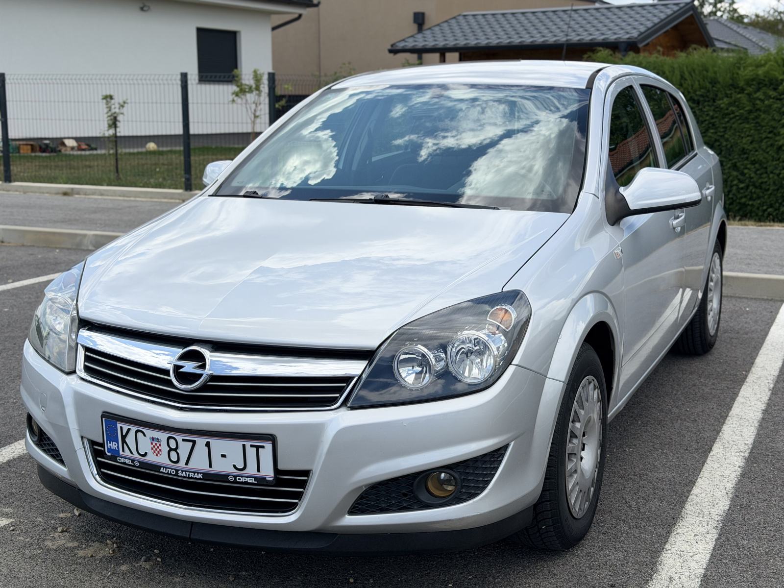 Opel Astra 1,4 benzin klima,128tkm,2012.reg skoro god dana,potvrda km, fotografija 6
