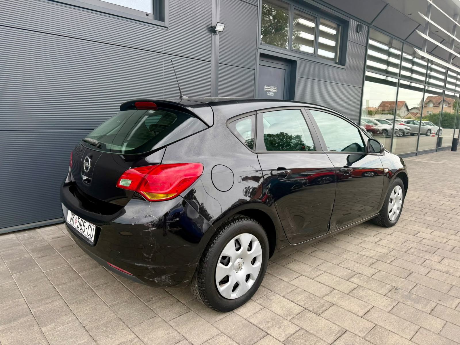 Opel Astra 1.4 - REGISTRIRANA - KLIMA - AUTOKREDIT, fotografija 5