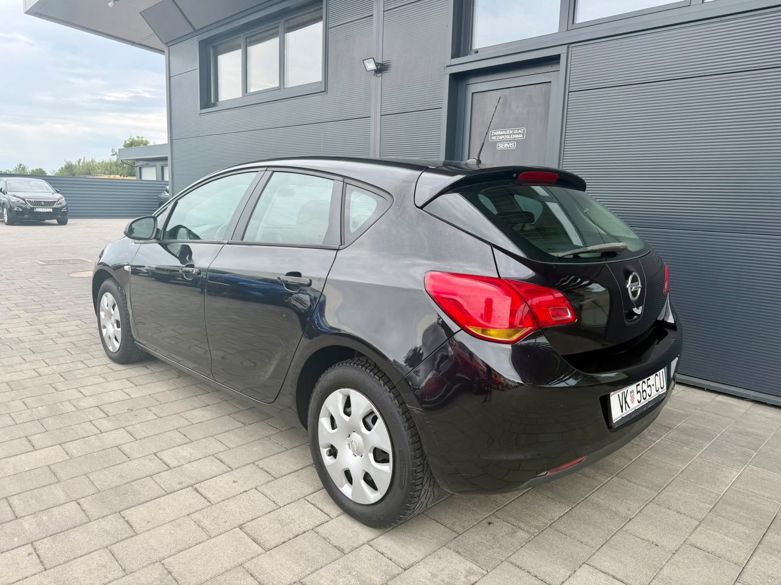 Opel Astra 1.4 - REGISTRIRANA - KLIMA - AUTOKREDIT, fotografija 3