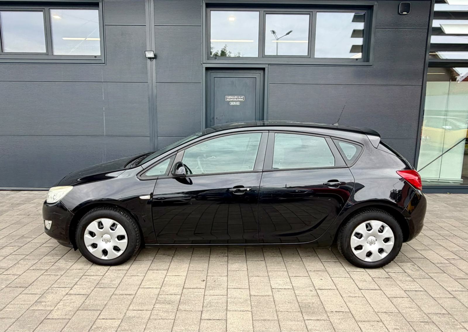 Opel Astra 1.4 - REGISTRIRANA - KLIMA - AUTOKREDIT, fotografija 2