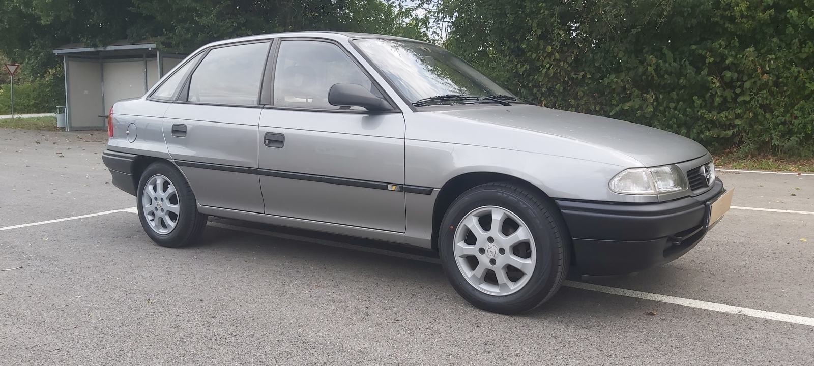Opel Astra 1,4 I SAMO 82000KM REG GODINU DANA, fotografija 3