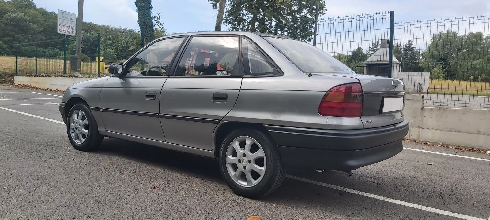Opel Astra 1,4 I SAMO 82000KM REG GODINU DANA, fotografija 4