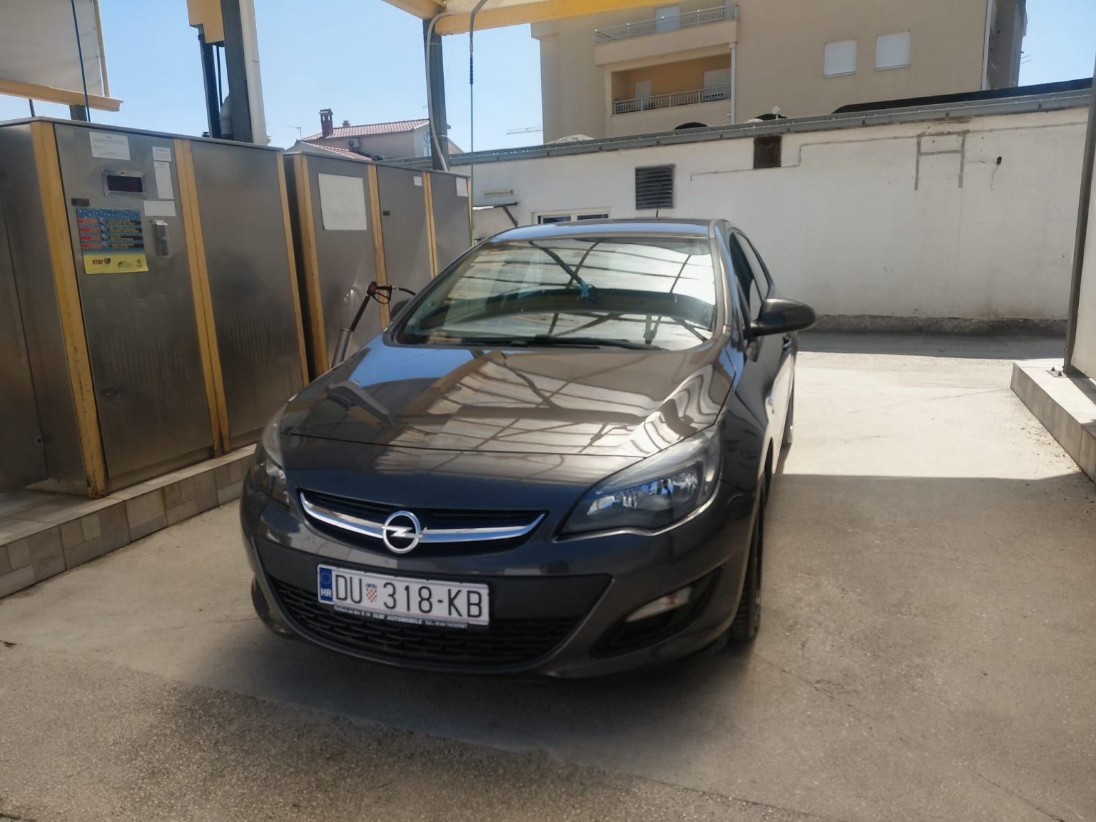 Opel Astra J 1.4, fotografija 2