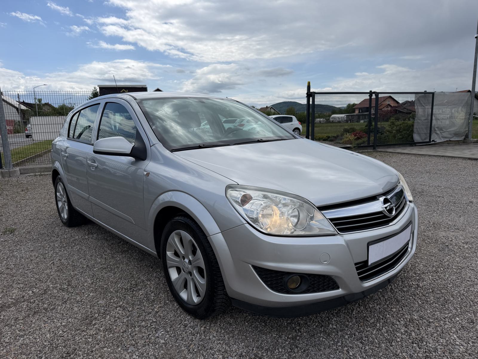 Opel Astra 1,4 - TOP STANJE - NOVE GUME - NOVO KVAČILO, fotografija 2