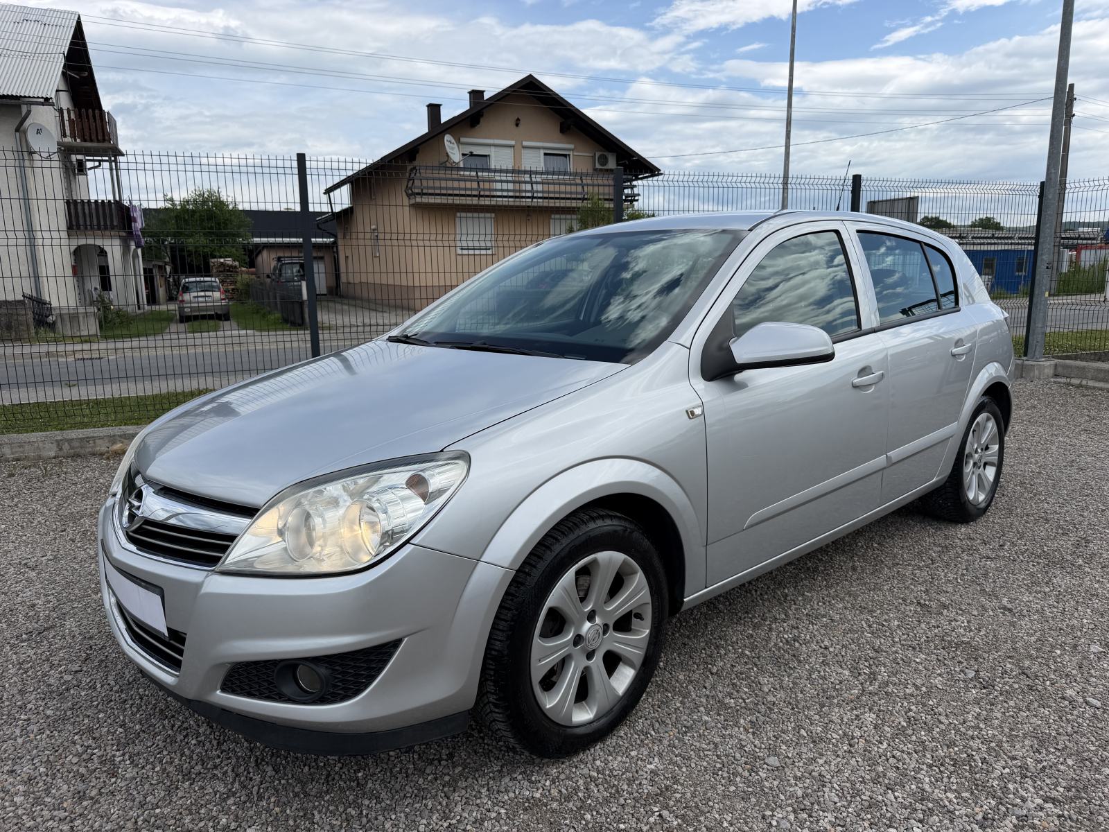 Opel Astra 1,4 - TOP STANJE - NOVE GUME - NOVO KVAČILO, fotografija 1