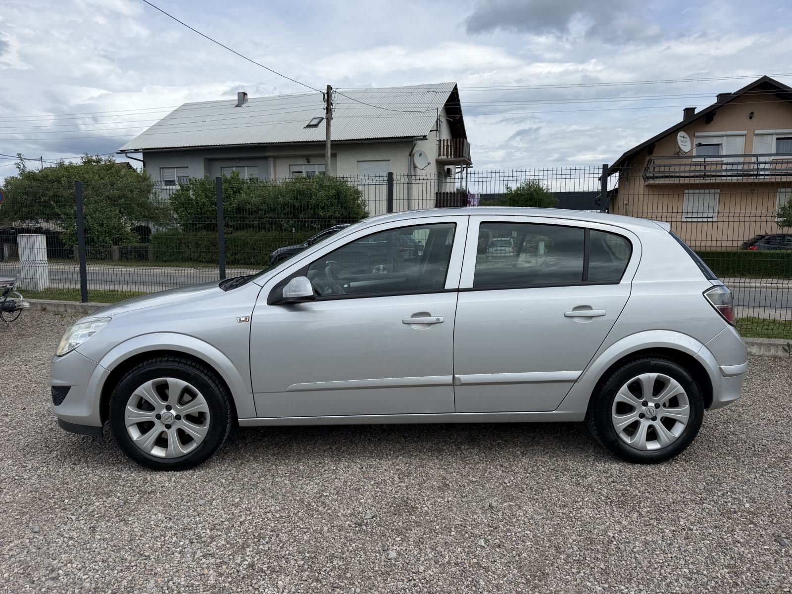 Opel Astra 1,4 - TOP STANJE - NOVE GUME - NOVO KVAČILO, fotografija 5