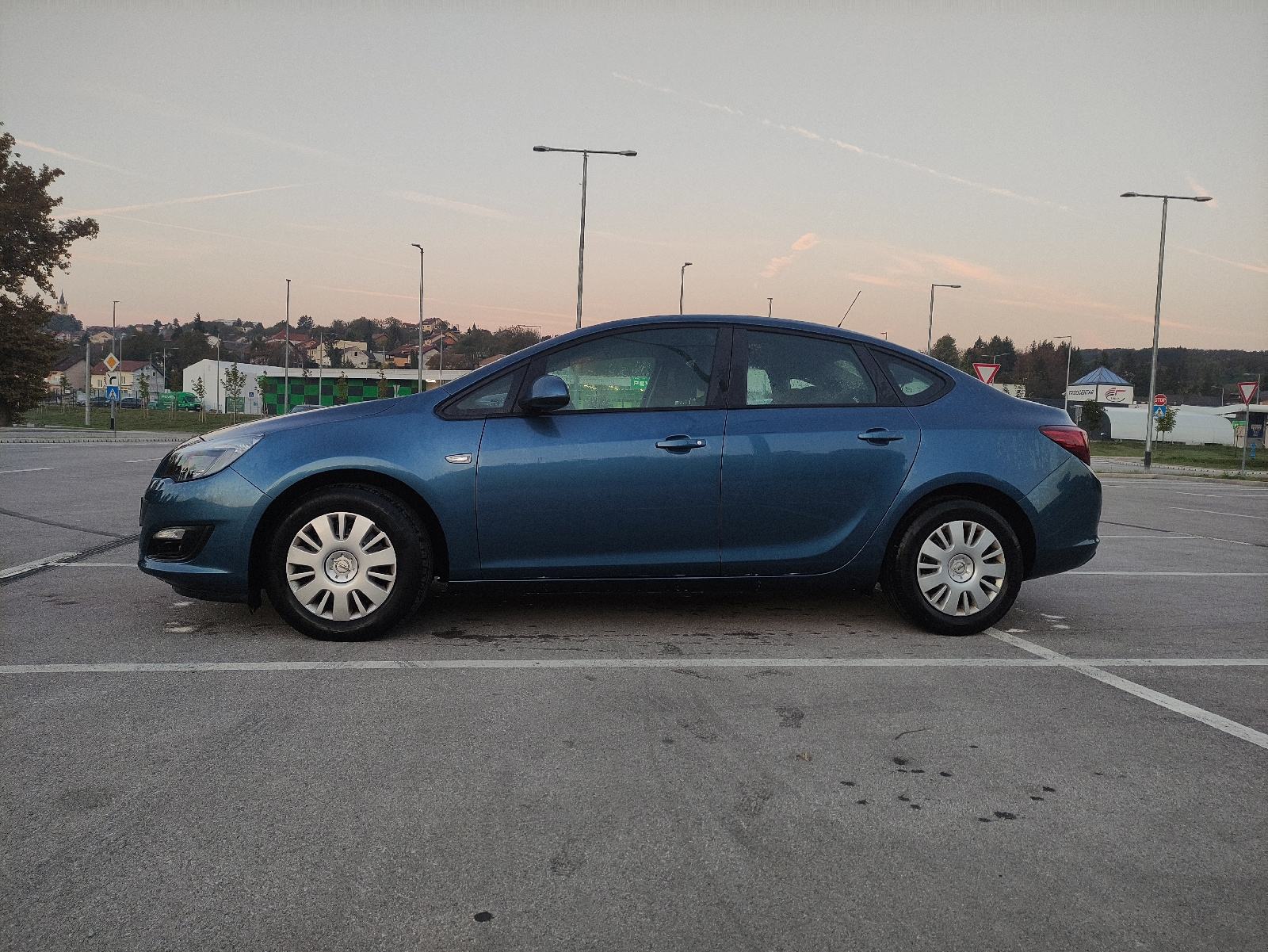 Opel Astra 1.6 CDTI HR RAČUN SERVISNA DRUGI VLASNIK, fotografija 2