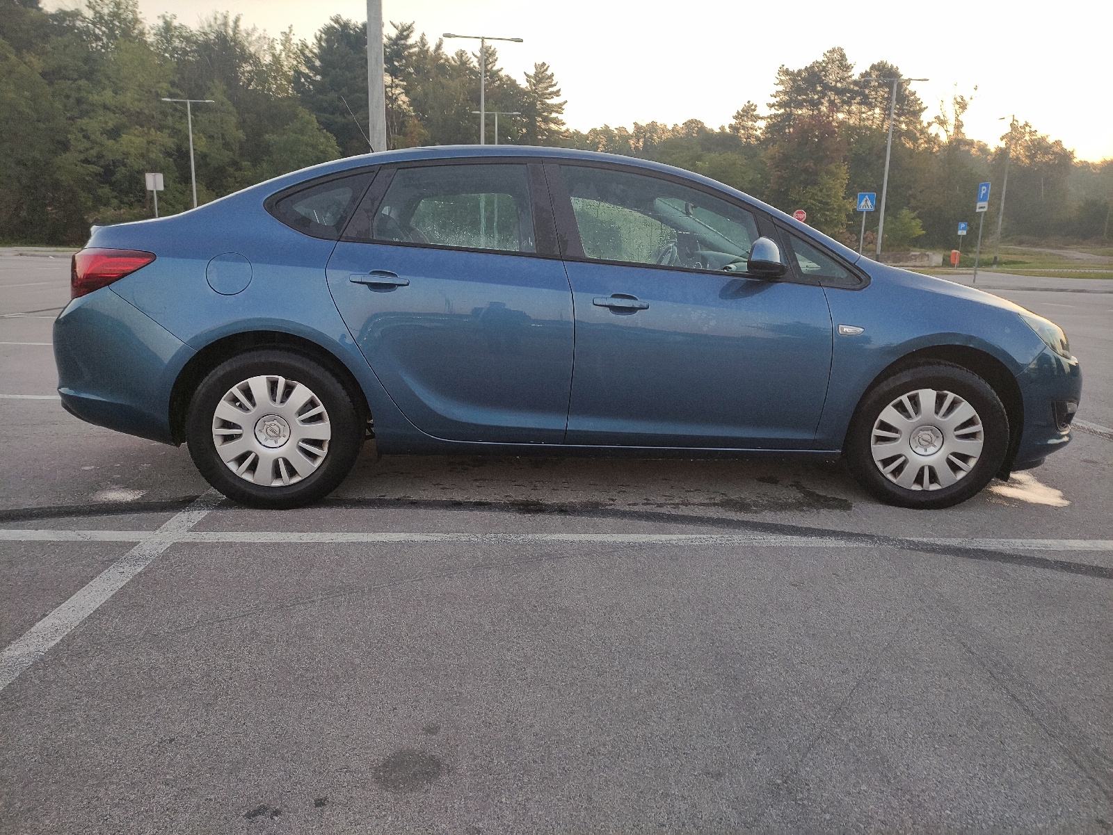 Opel Astra 1.6 CDTI HR RAČUN SERVISNA DRUGI VLASNIK, fotografija 5