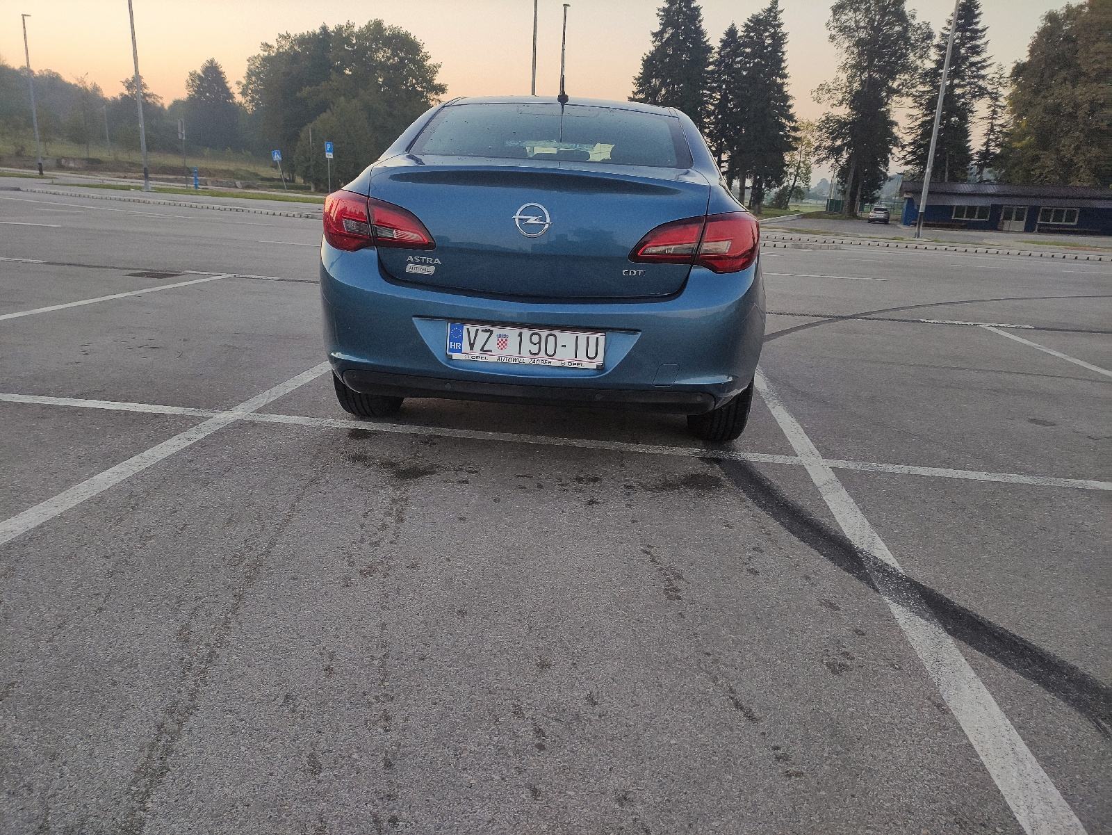 Opel Astra 1.6 CDTI HR RAČUN SERVISNA DRUGI VLASNIK, fotografija 4
