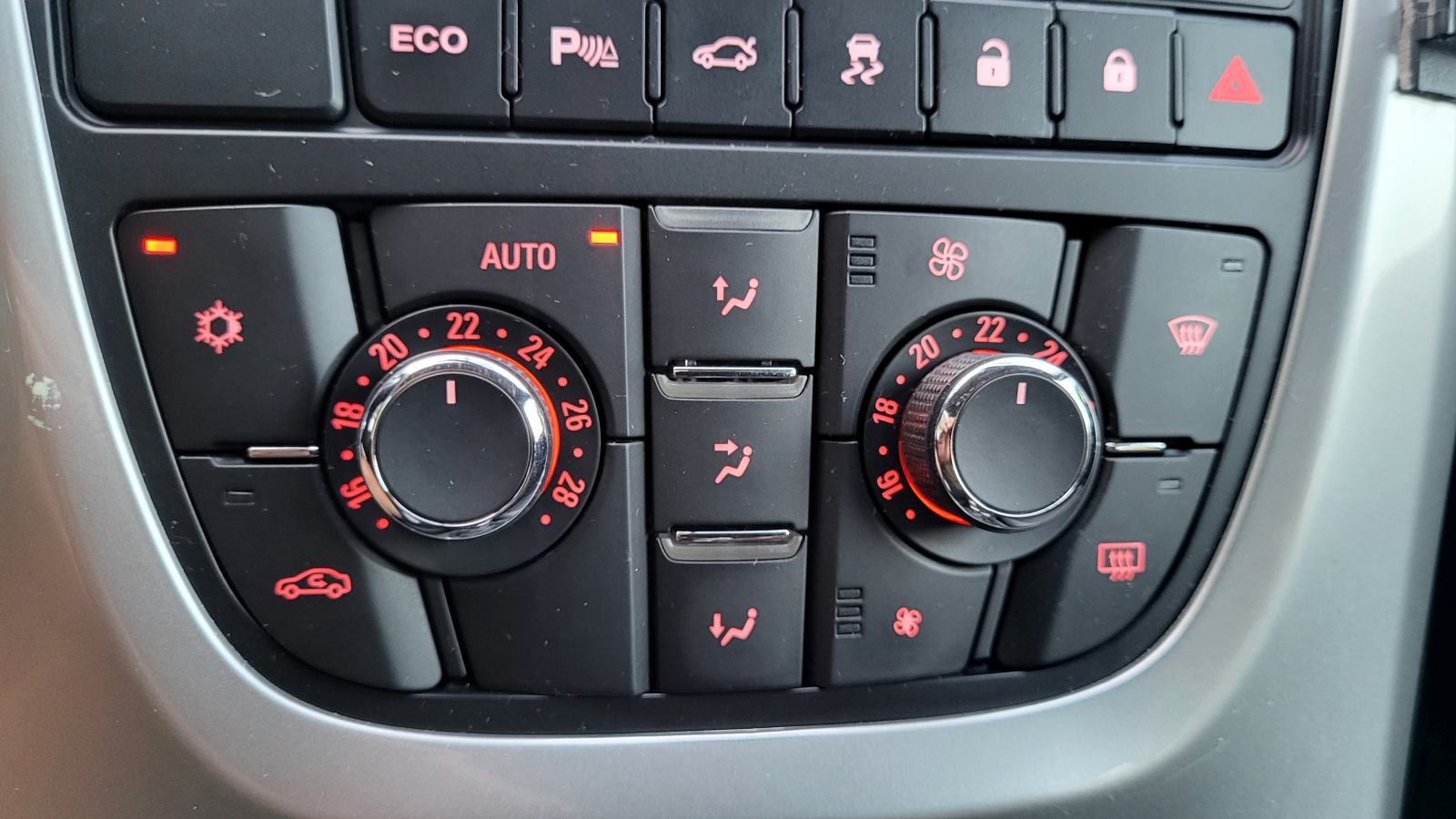Opel Astra 1.6 CDTI *HR AUTO * 1 VLASNIK *112.700 KM, fotografija 17