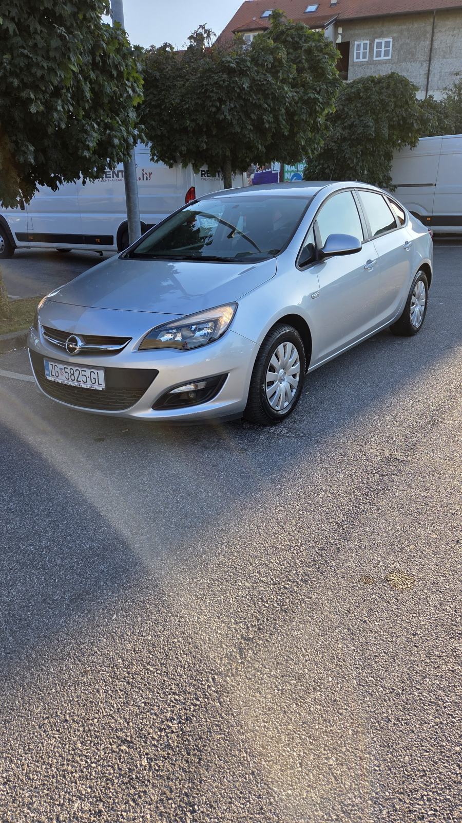 Opel Astra 1.6 CDTI, fotografija 2