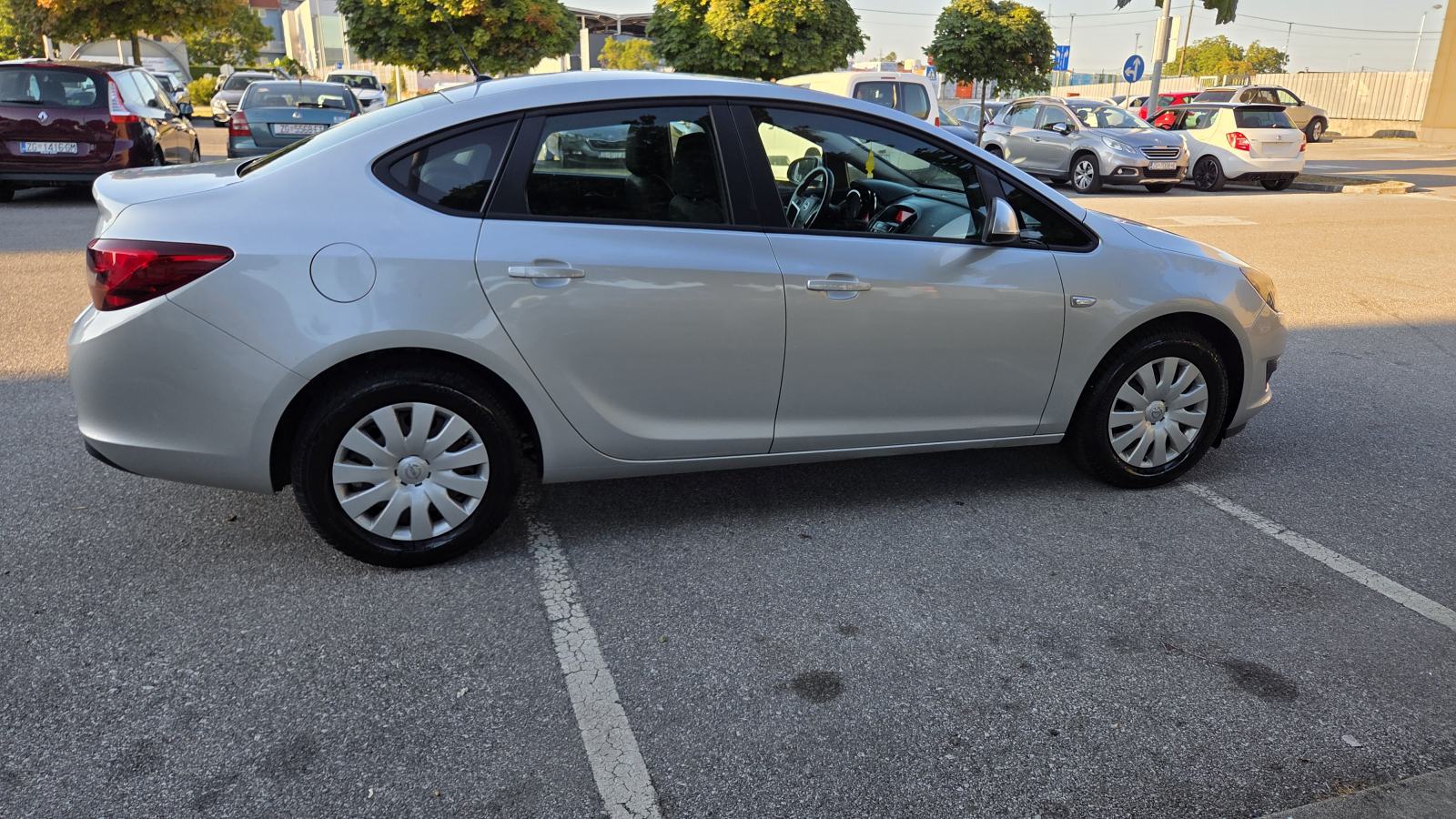 Opel Astra 1.6 CDTI, fotografija 3