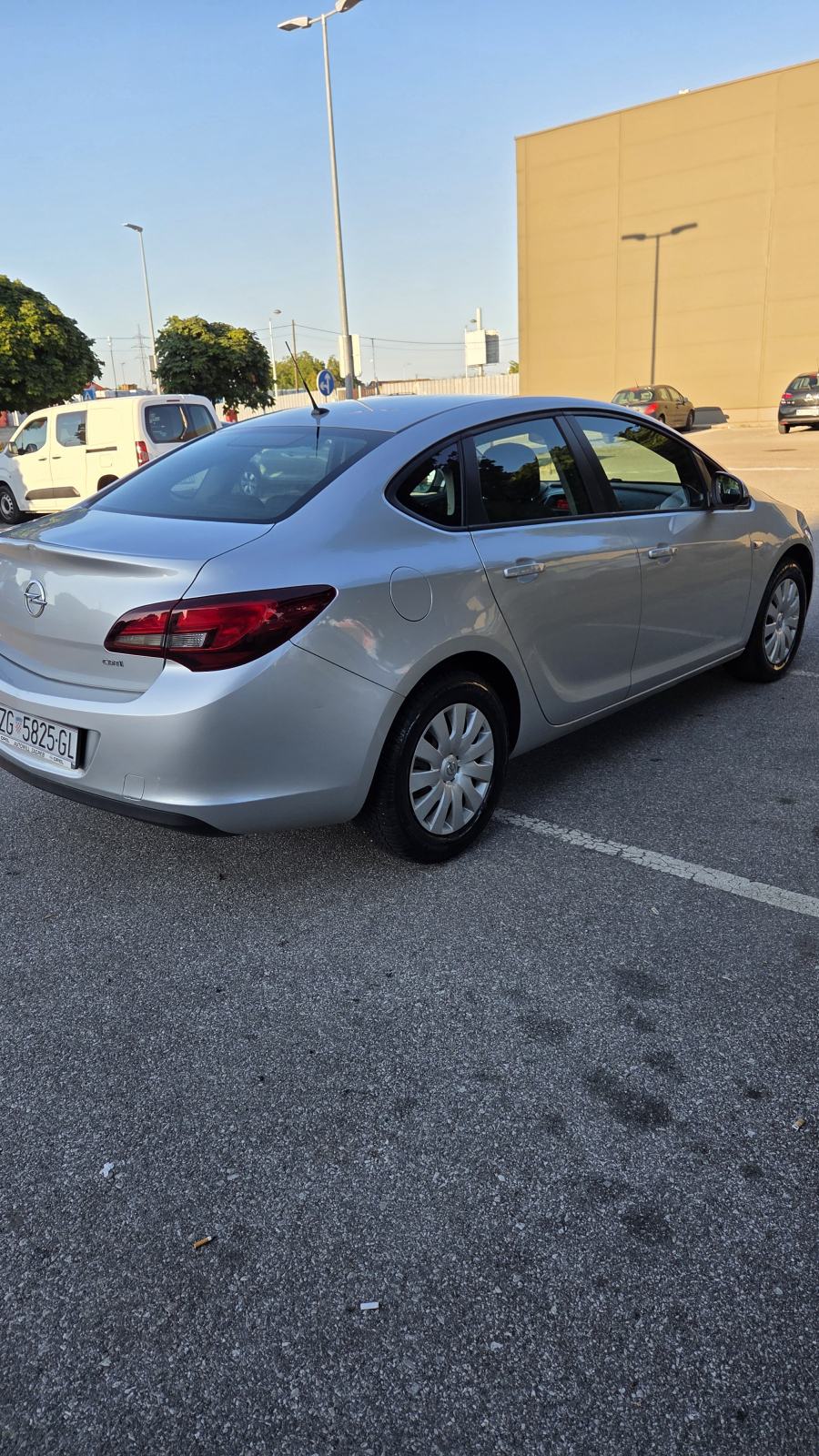 Opel Astra 1.6 CDTI, fotografija 4