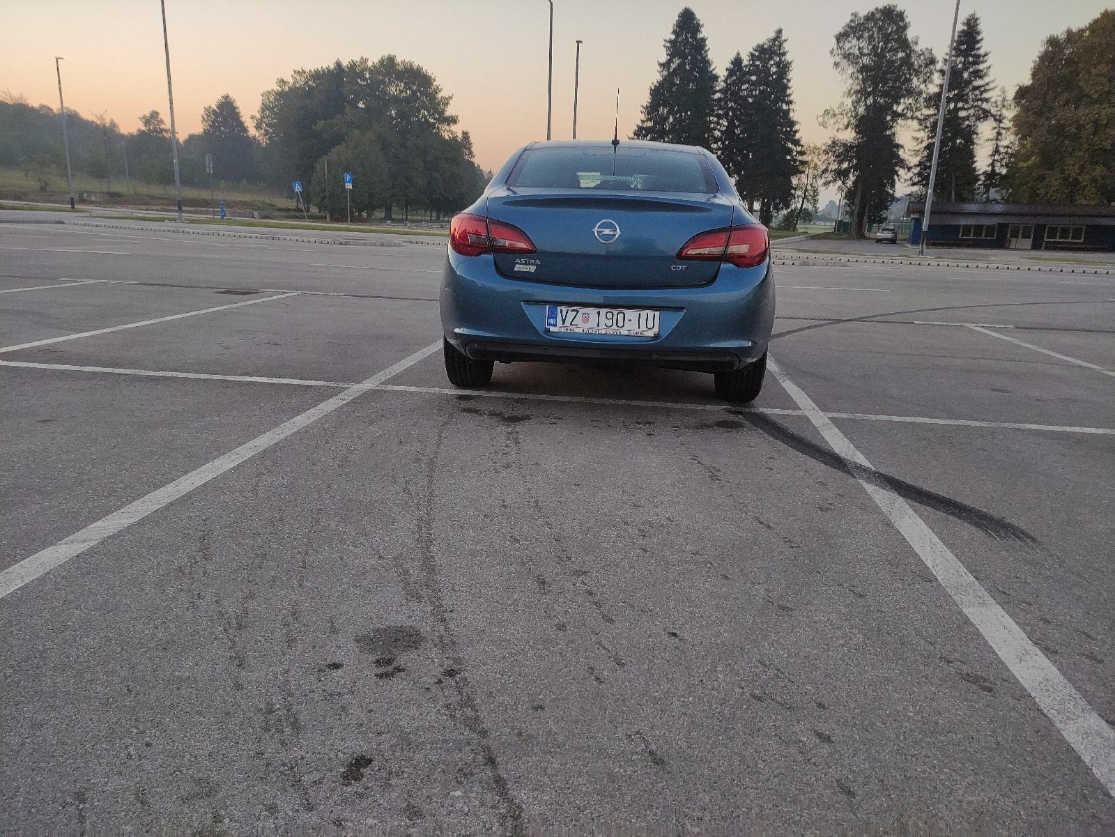 Opel Astra 1,6 CDTI VLASNIK HR AUTO UREDAN SVE ISPRAVNO, fotografija 6