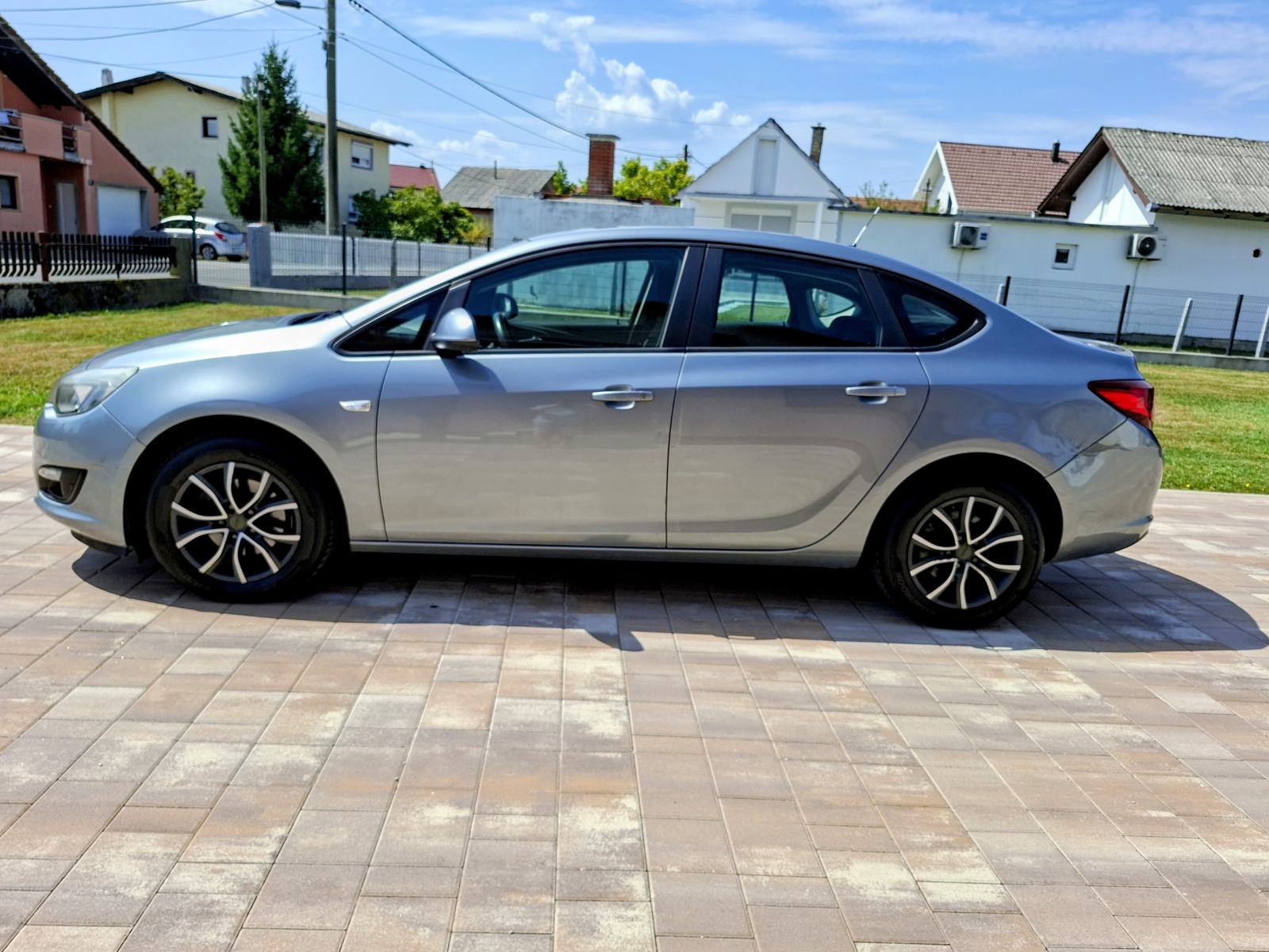 Opel Astra 1.6 CDTI **KLIMA** VELIKI SERVIS **KREDIT-KARTICE**, fotografija 8