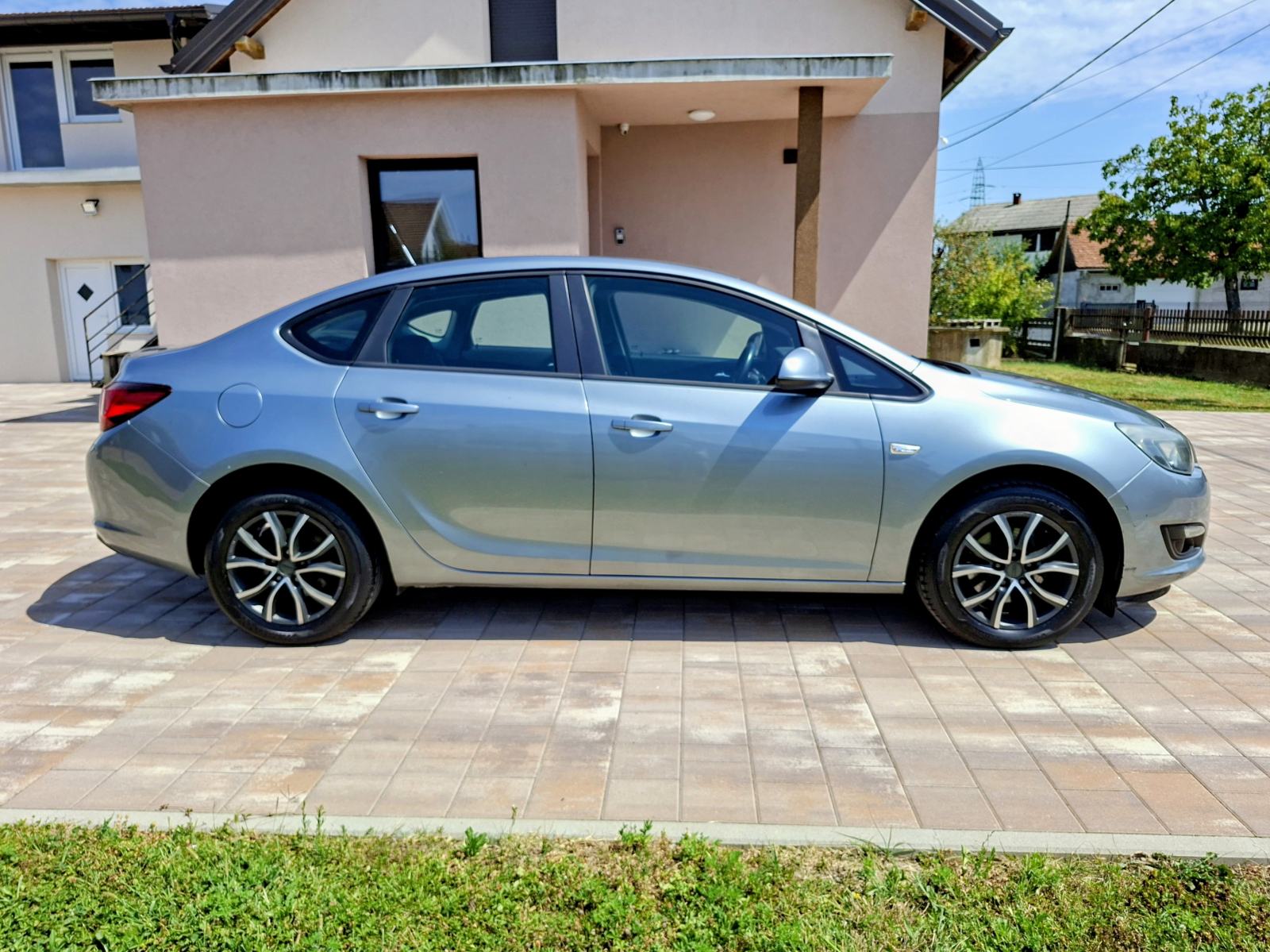 Opel Astra 1.6 CDTI **KLIMA** VELIKI SERVIS **KREDIT-KARTICE**, fotografija 4