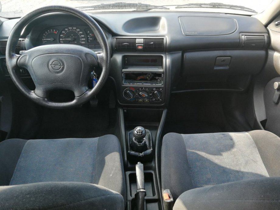 Opel Astra 1,6 CDX, fotografija 11