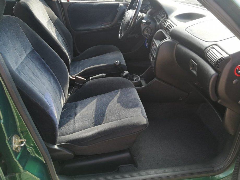 Opel Astra 1,6 CDX, fotografija 9