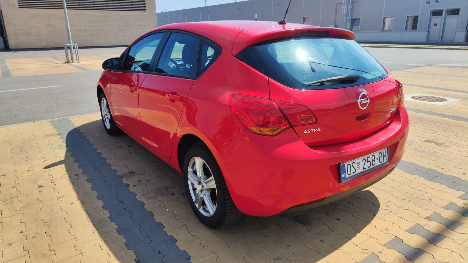 Opel Astra 1,7 CDTI reg. 08/27, fotografija 3