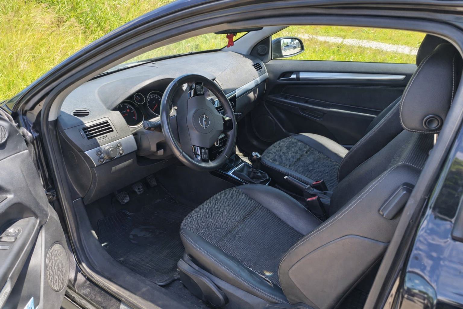 Opel Astra GTC 1,9 CDTI 110KW, fotografija 4