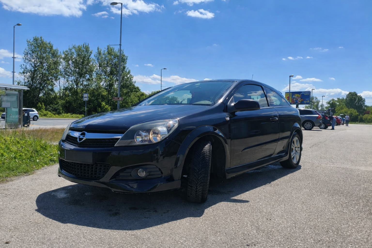 Opel Astra GTC 1,9 CDTI 110KW, fotografija 3