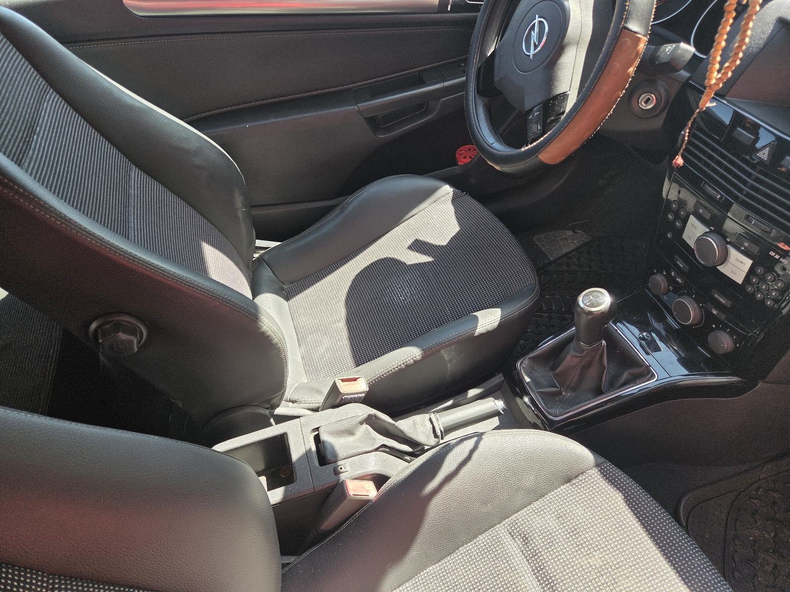 Opel Astra Coupe 1.6i/GTC/36RATA, fotografija 8