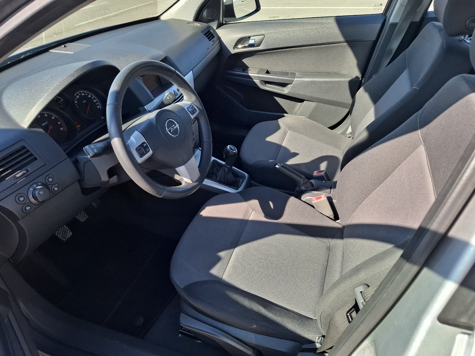 Opel Astra H, 1.6 benzin, HR Auto, 2011. godina, fotografija 9