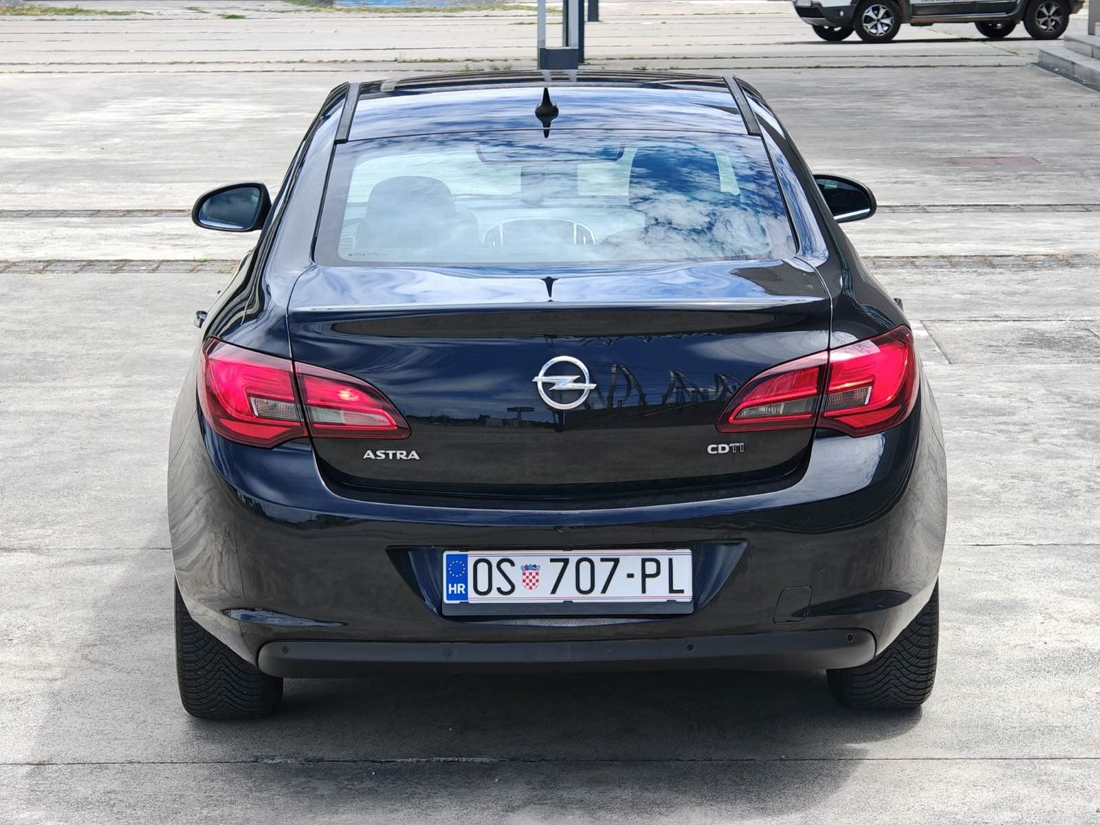 Opel Astra Innovation1.7 cdti 130ks SEDAN*REGISTRIRAN*VELIKI SERVIS, fotografija 6