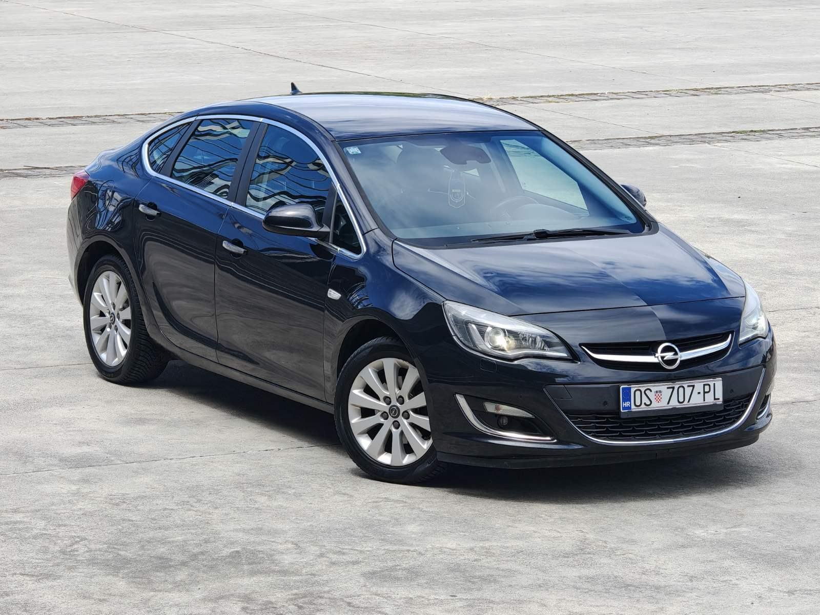 Opel Astra Innovation1.7 cdti 130ks SEDAN*REGISTRIRAN*VELIKI SERVIS, fotografija 3
