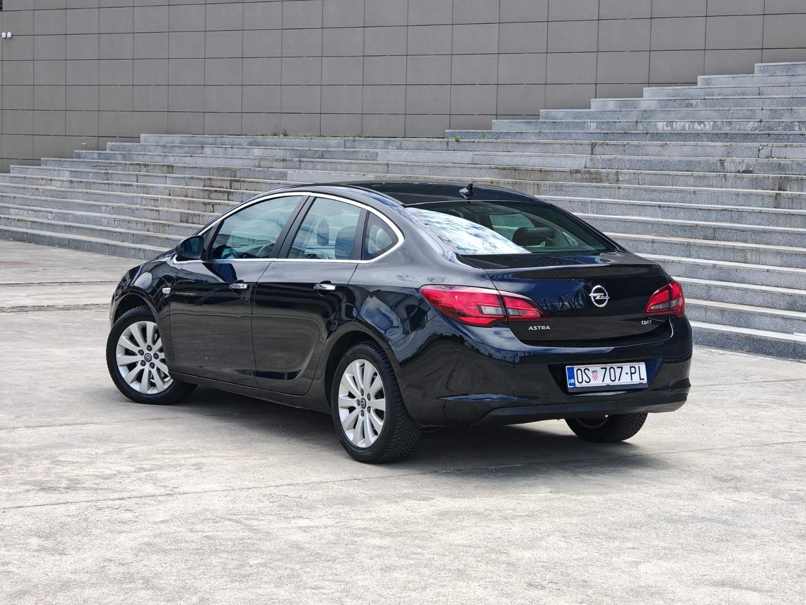 Opel Astra Innovation1.7 cdti 130ks SEDAN*REGISTRIRAN*VELIKI SERVIS, fotografija 5