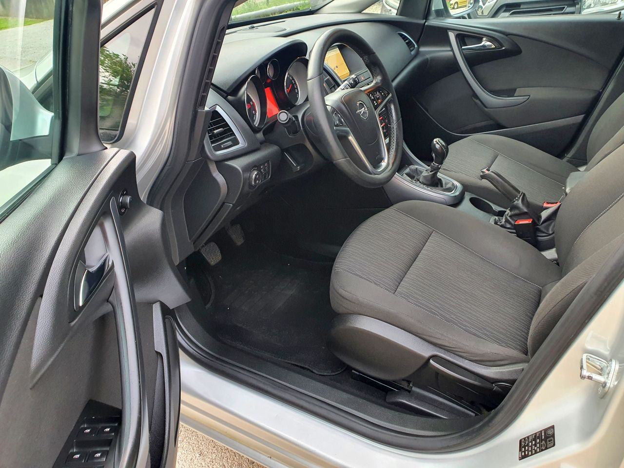 Opel Astra Karavan 1,6 CDTI NAVI (plaćanje do 36 rata), fotografija 12