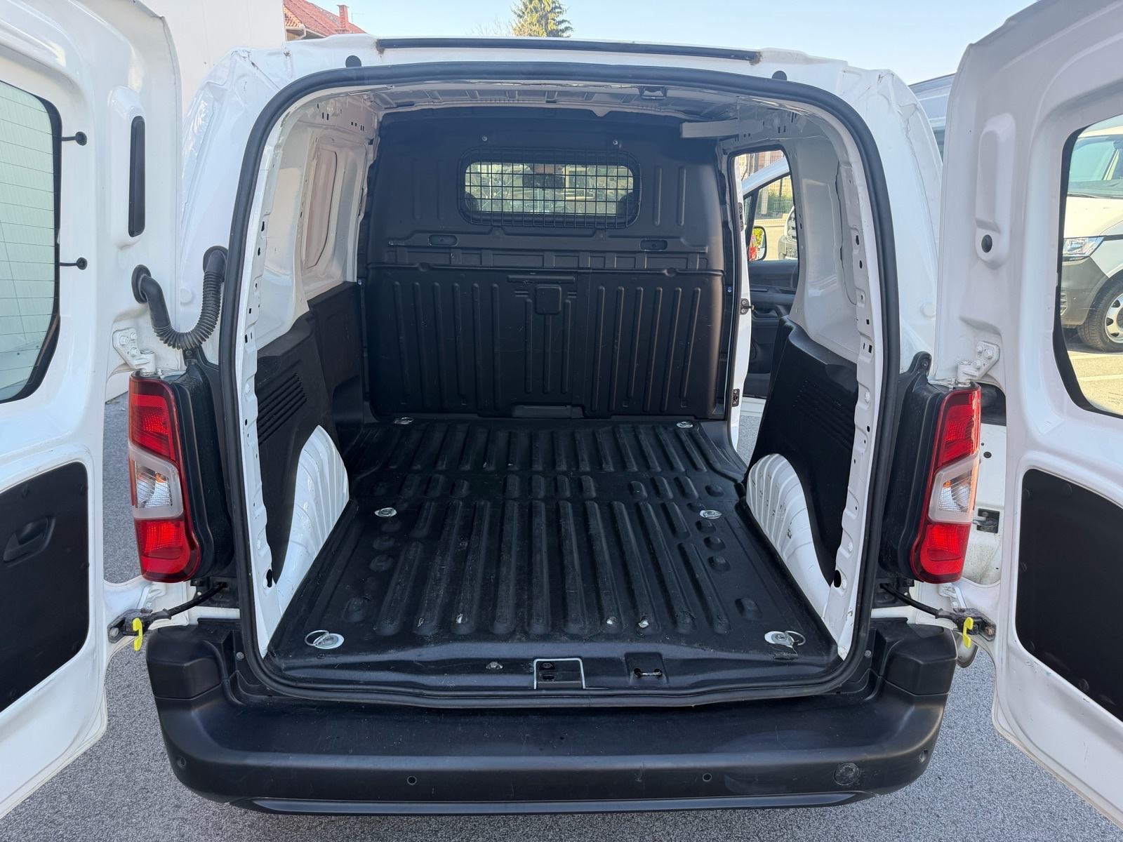 Opel Combo 1,2 benzin 2021god//NAVIGACIJA//, fotografija 7