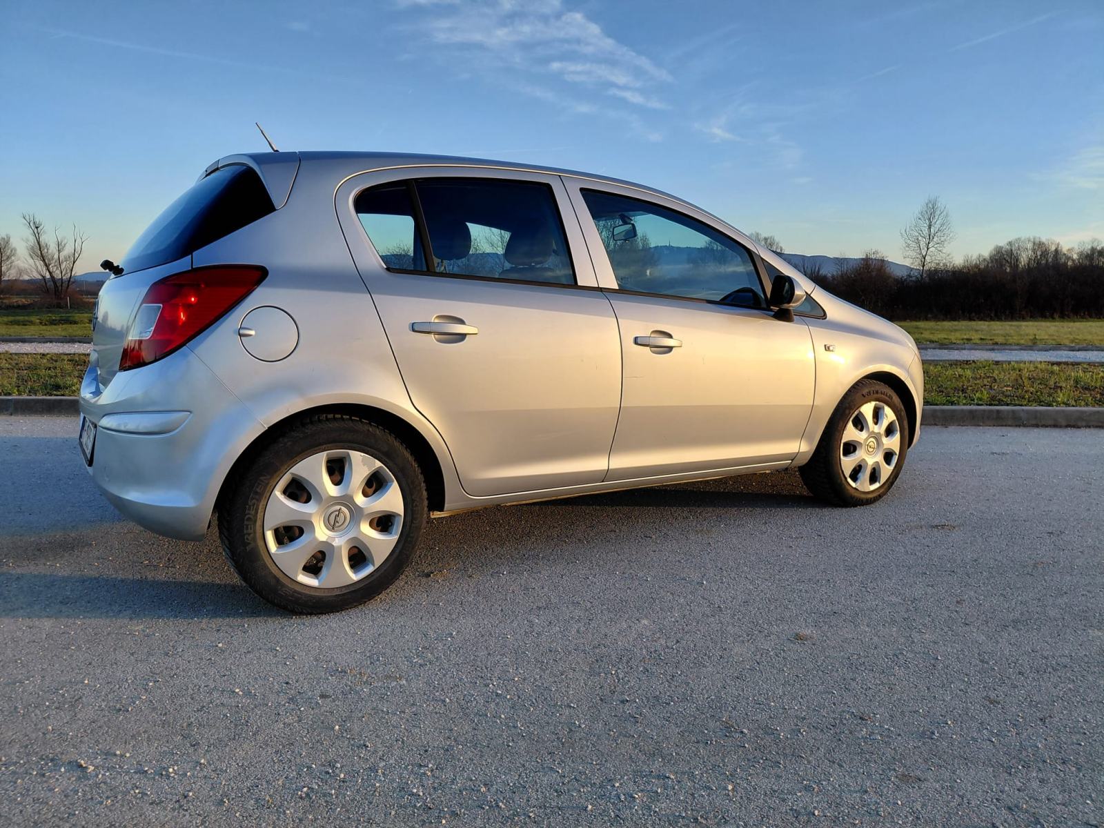 Opel Corsa 1,2 16V - 2010. god. ~ 69.000 km, fotografija 6