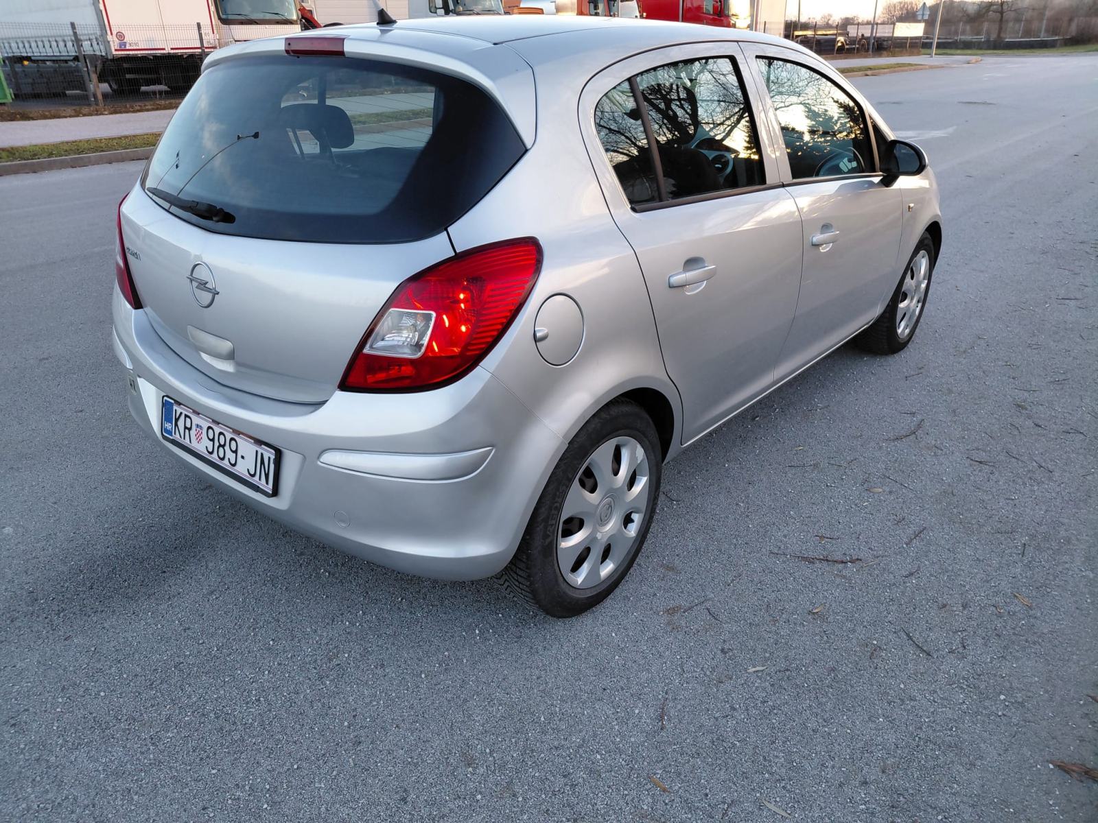 Opel Corsa 1,2 16V - 2010. god. ~ 69.000 km, fotografija 12