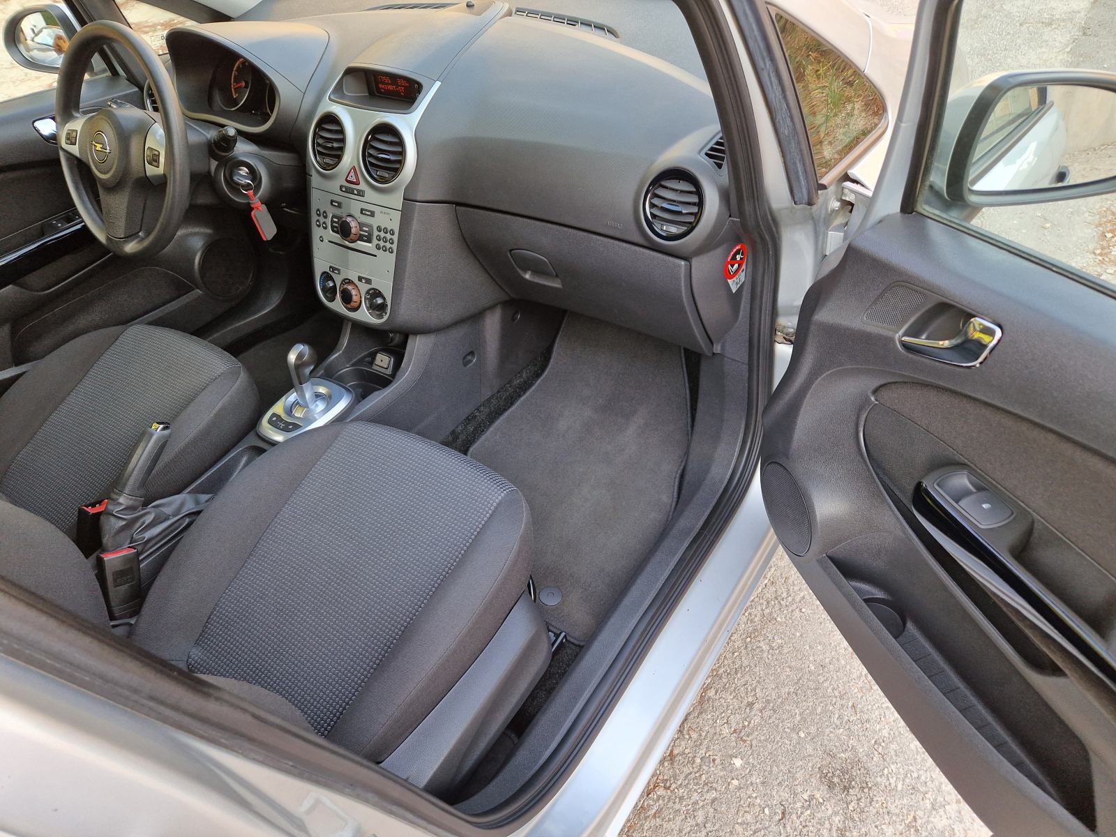 Opel Corsa 1,2 16V AUTOMATIK, fotografija 13