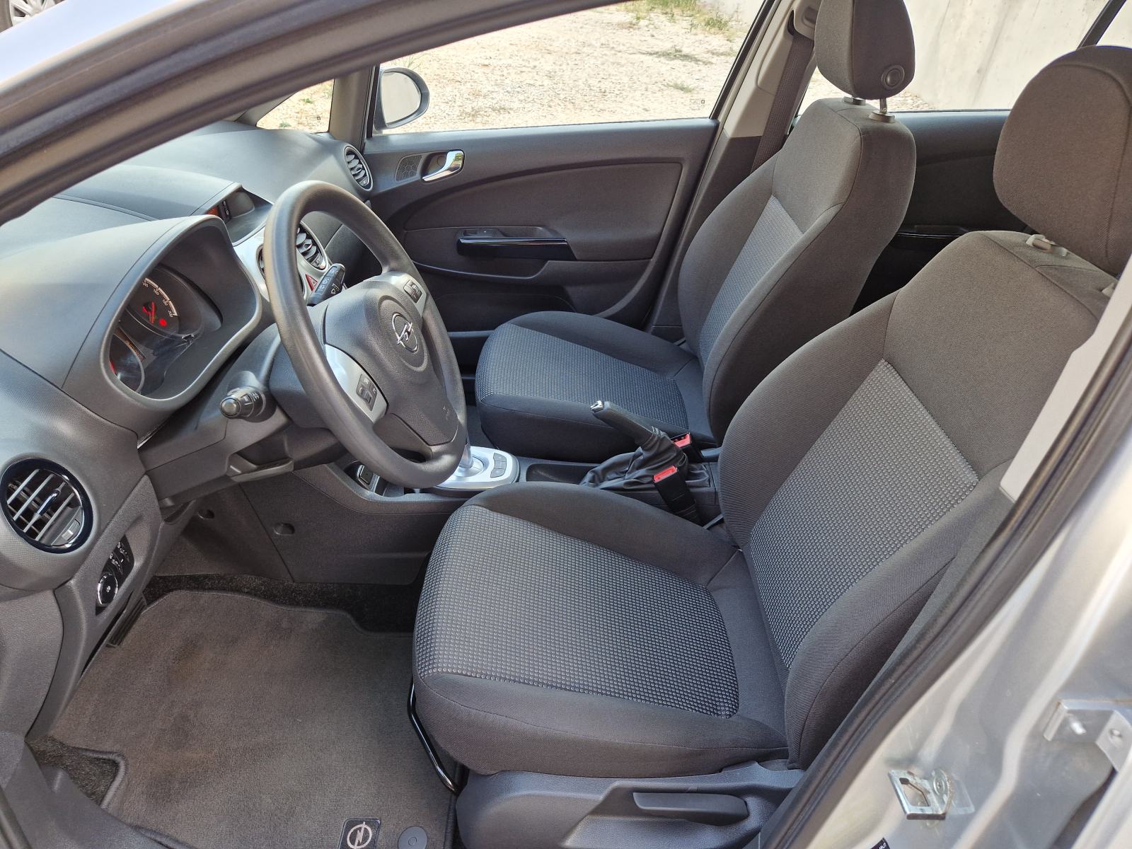 Opel Corsa 1,2 16V AUTOMATIK, fotografija 9