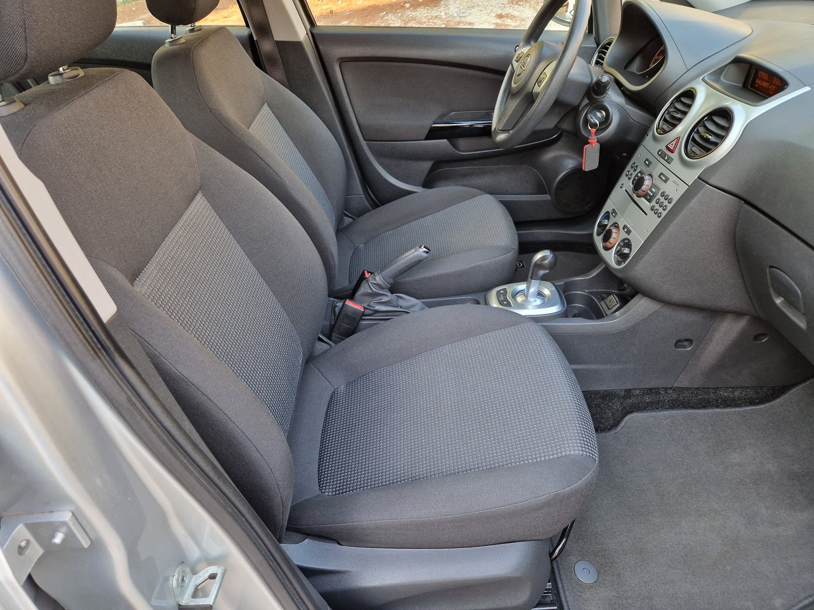 Opel Corsa 1,2 16V AUTOMATIK, fotografija 15