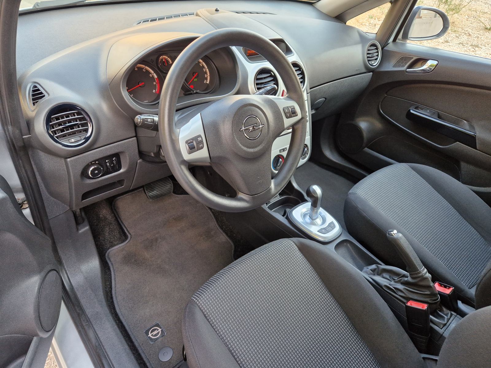Opel Corsa 1,2 16V AUTOMATIK, fotografija 8