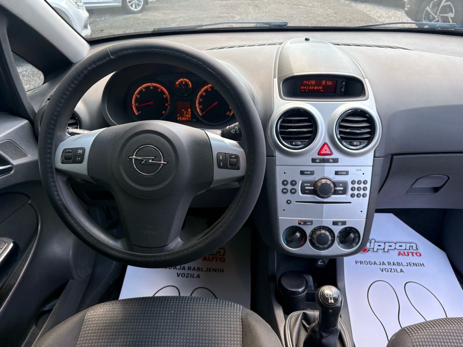 Opel Corsa 1,2 16V KLIMA - HR. AUTO - AUTOKREDIT, fotografija 13