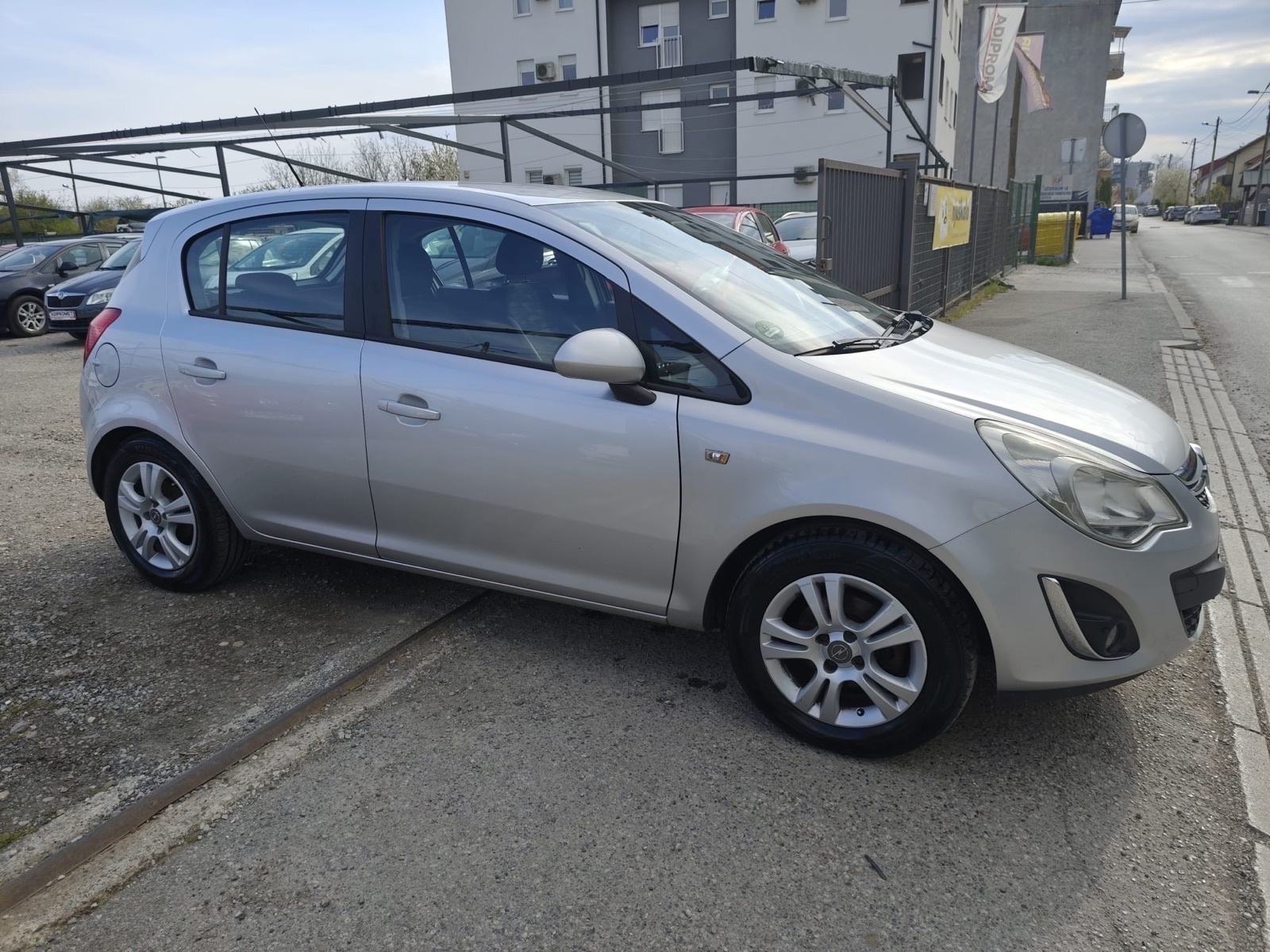 Opel Corsa 1,2 16V / REG 1 GOD !! / 5 VRATA !!, fotografija 4